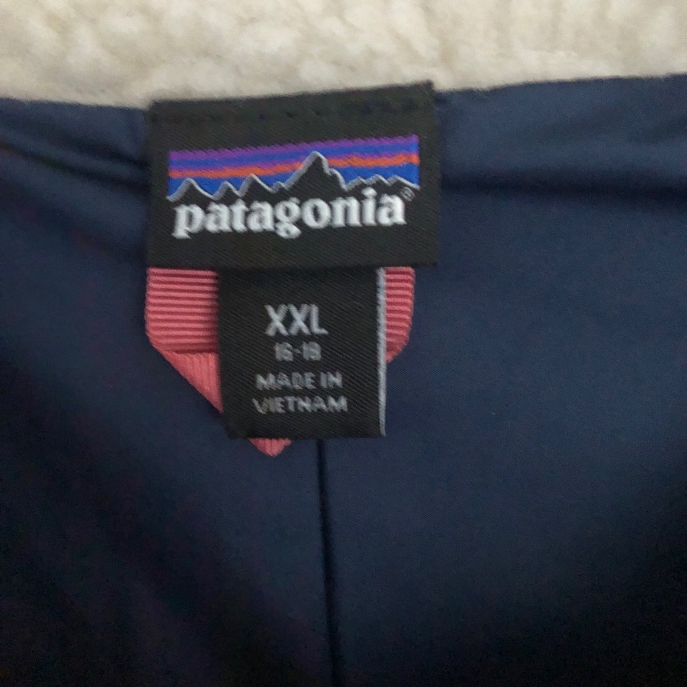 Patagonia Beige Sherpa Fleece Jacket with Navy & Pink Accents - Picture 5 of 9